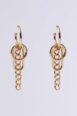 ITS GIVING HOOP EARRING