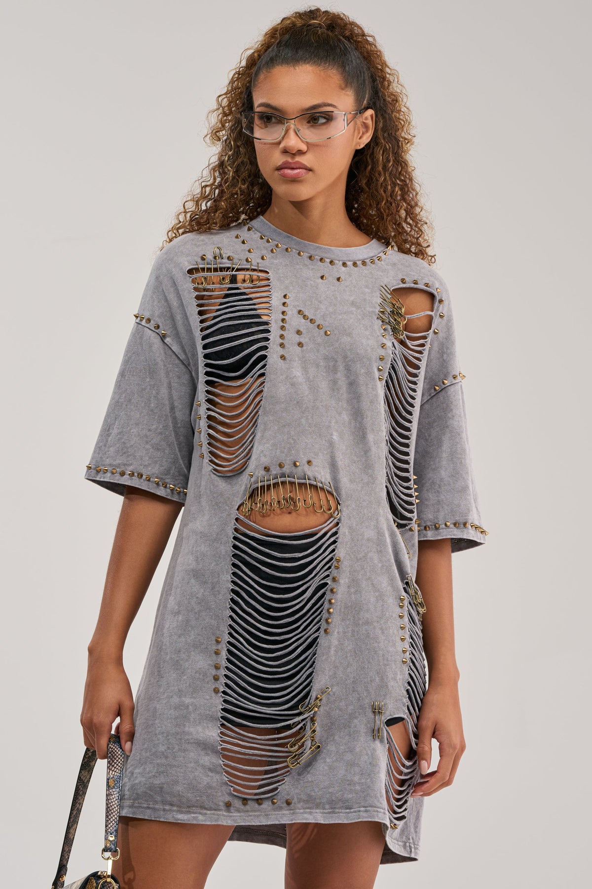 MARGOT DISTRESSED STUDDED SHORT SLEEVE TEE IN GREY