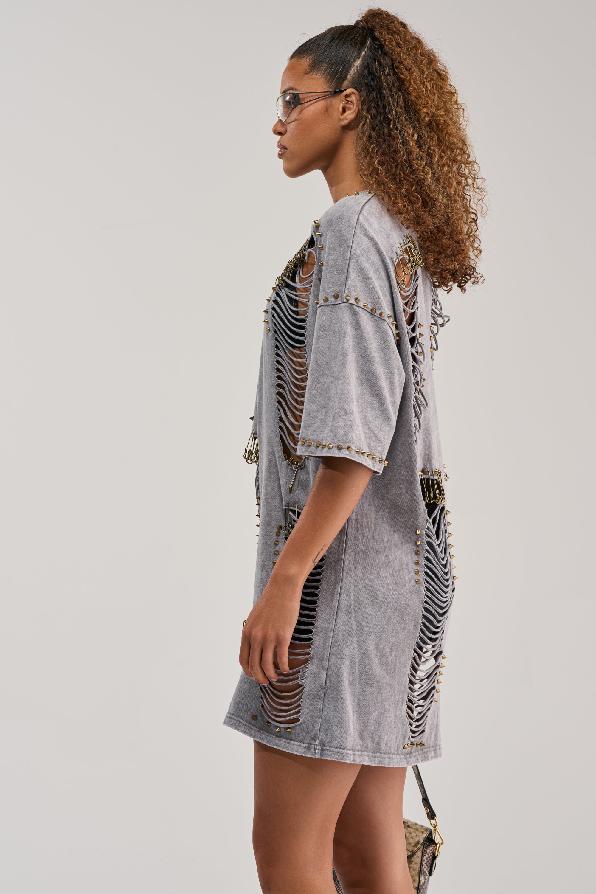 MARGOT DISTRESSED STUDDED SHORT SLEEVE TEE IN GREY