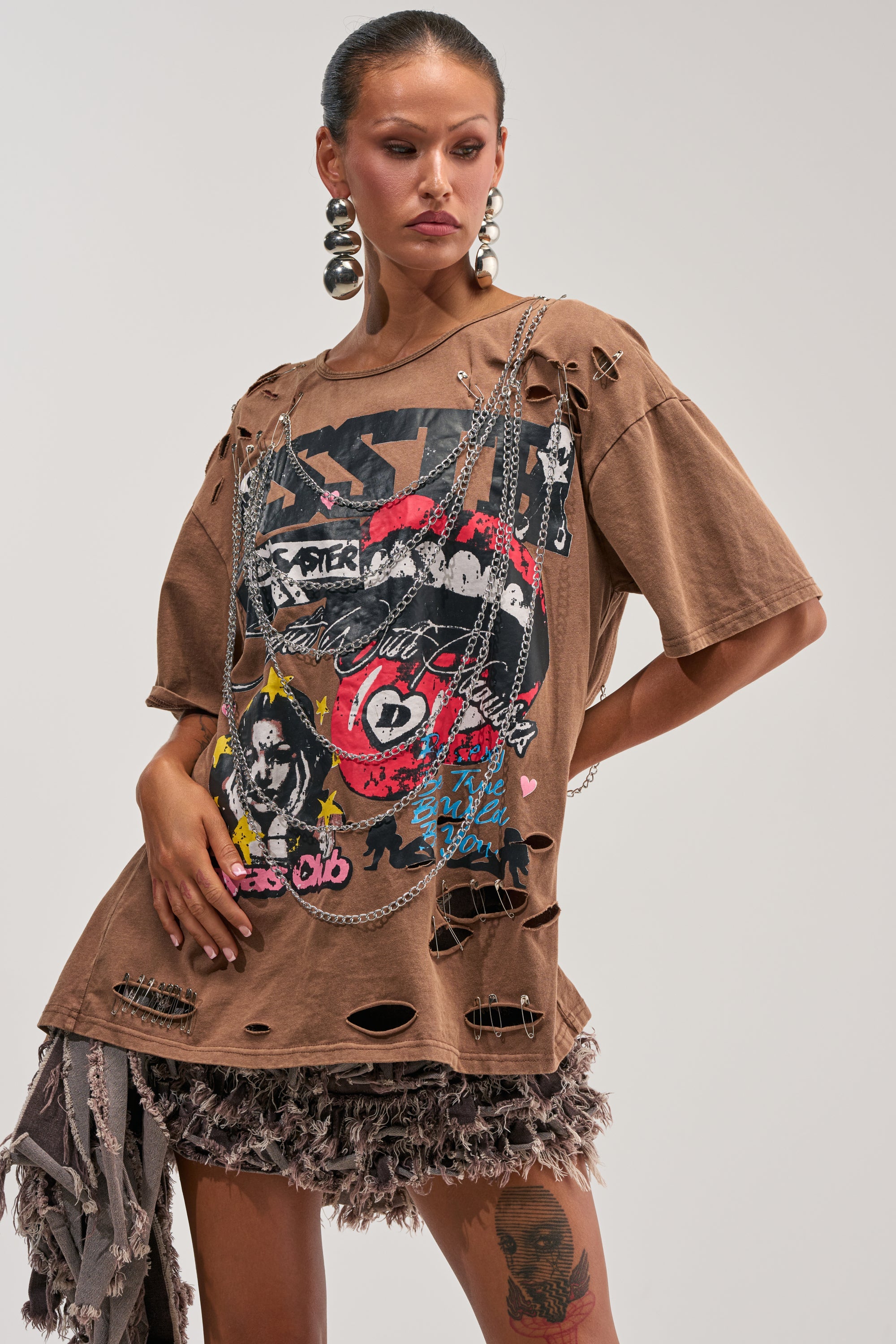 CHAOS CLUB OPEN BACK GRAPHIC TEE