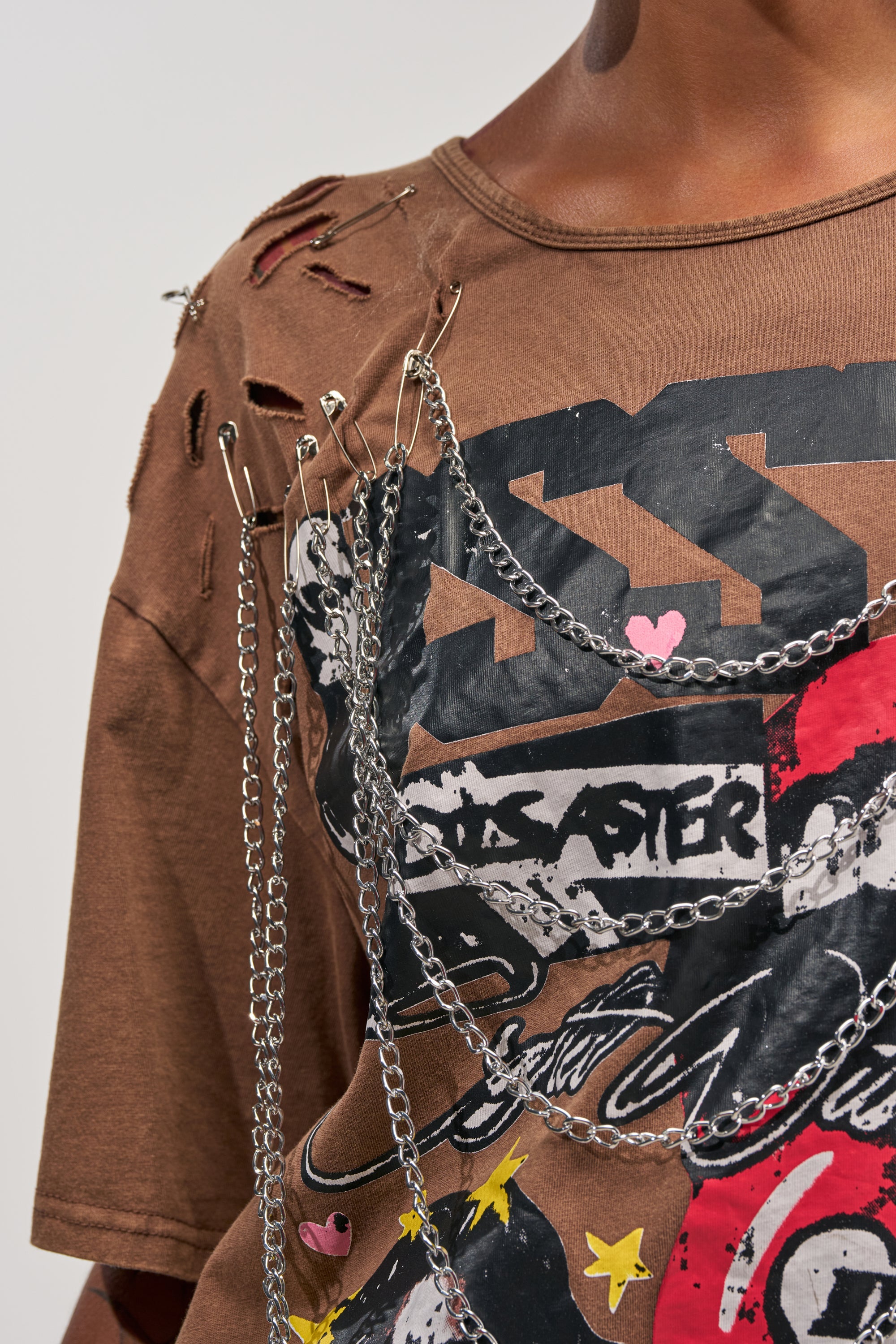 CHAOS CLUB OPEN BACK GRAPHIC TEE