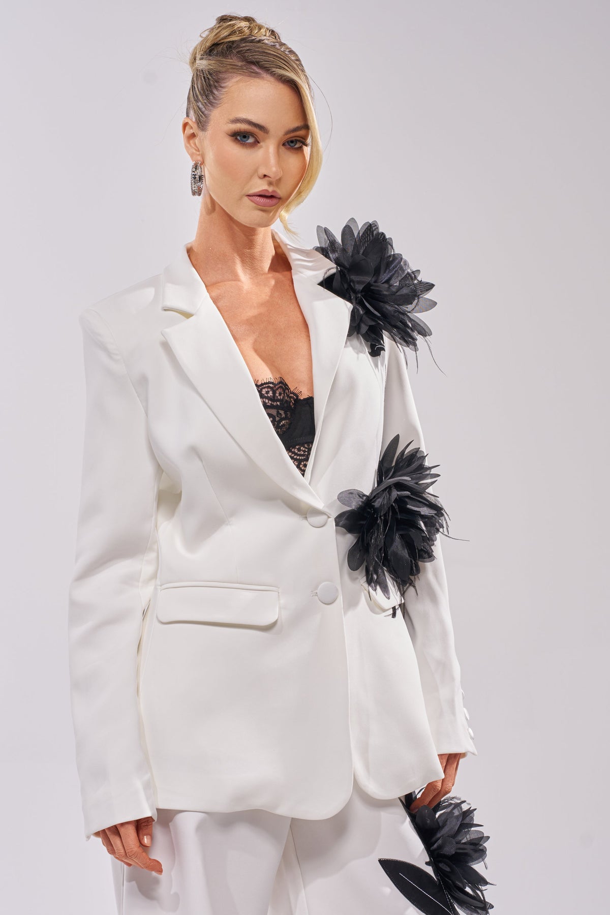 IN FULL BLOOM APPLIQUE BLAZER
