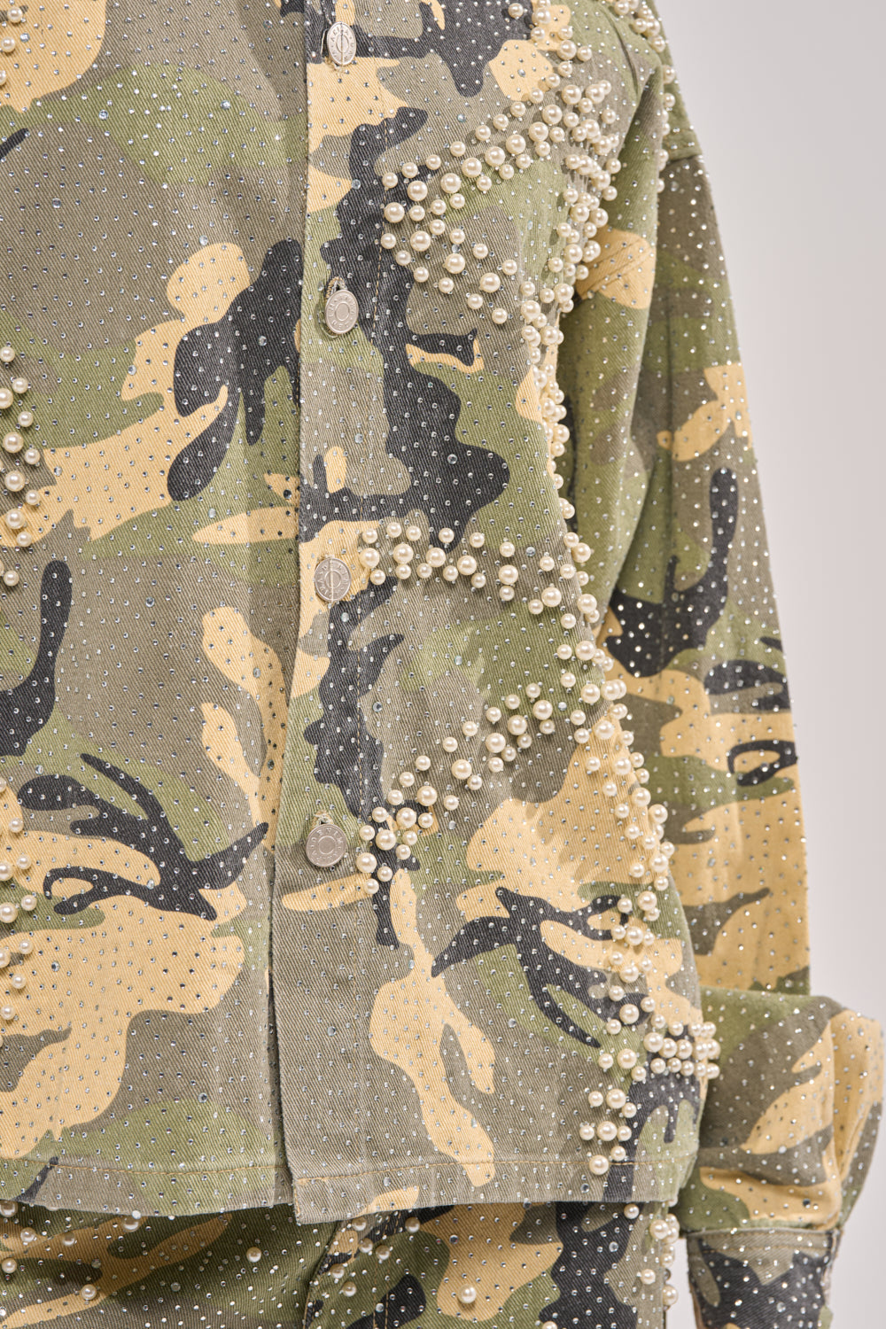 EMBELLISHED CAMO BUTTON DOWN