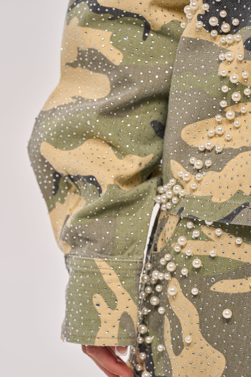 EMBELLISHED CAMO BUTTON DOWN