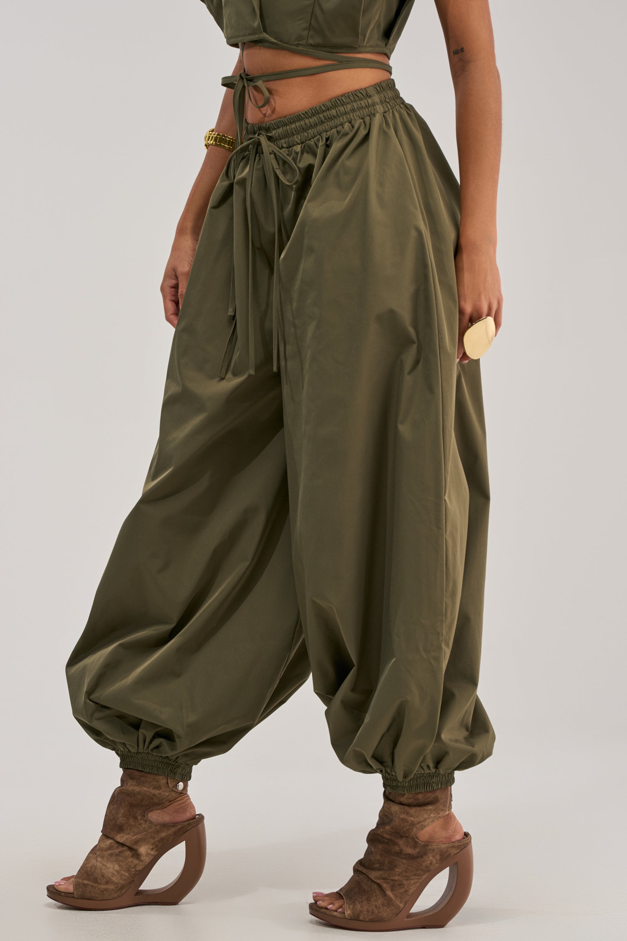 GUESS WHO BALLOON PANT IN OLIVE