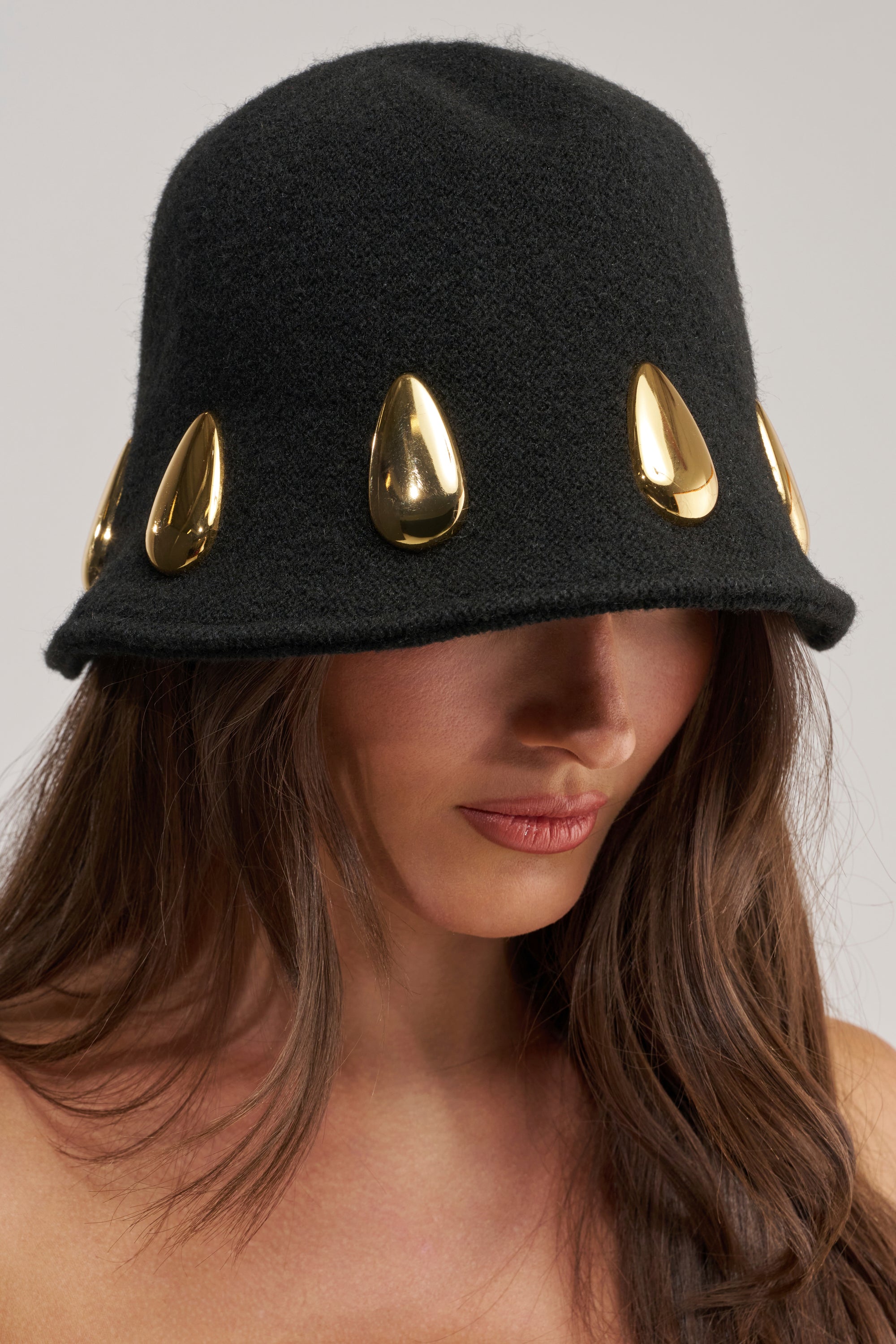 IM OUTSIDE METAL DETAIL BUCKET HAT