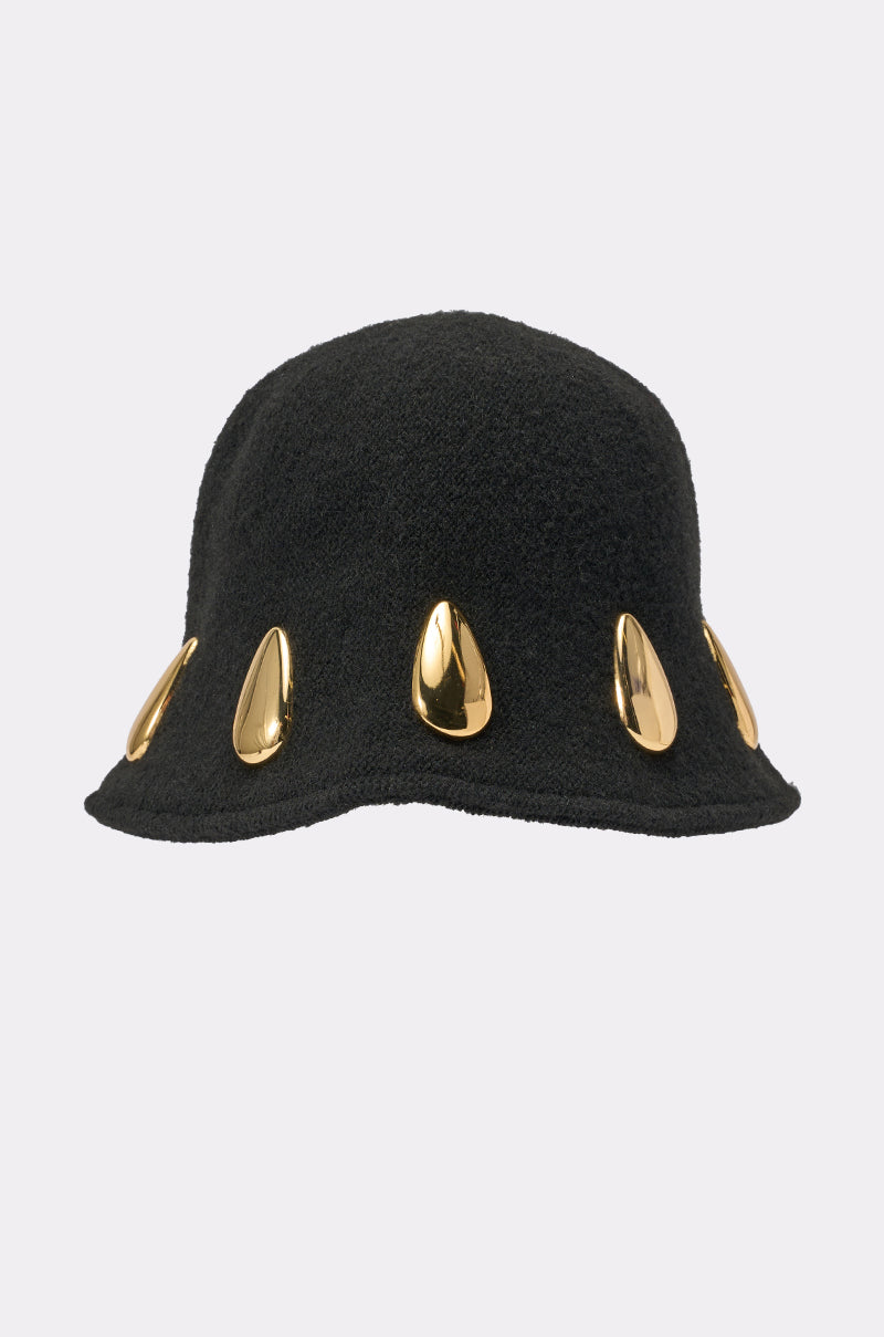 IM OUTSIDE METAL DETAIL BUCKET HAT