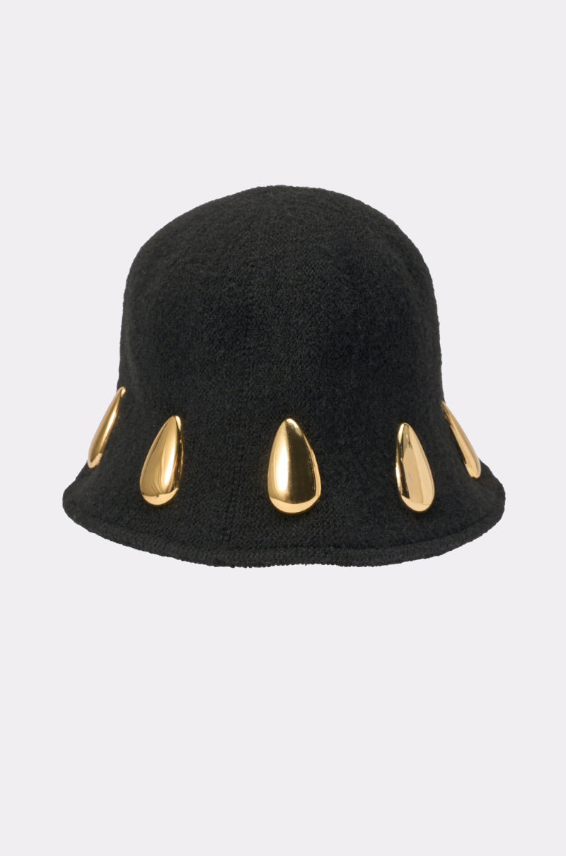 IM OUTSIDE METAL DETAIL BUCKET HAT