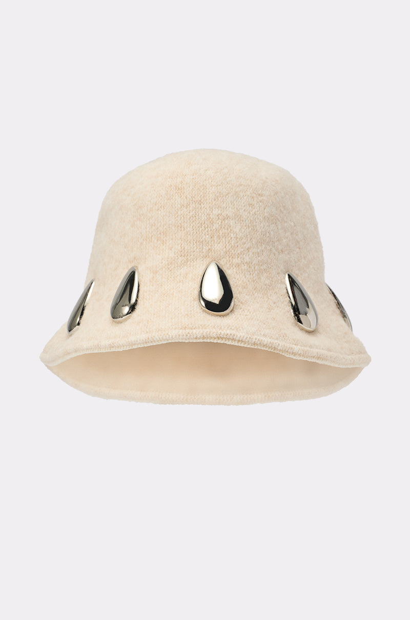 OUTSIDE METAL DETAIL BUCKET HAT