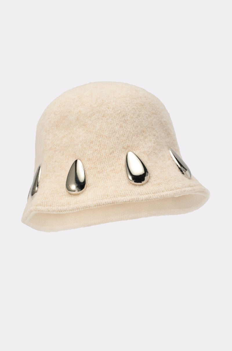 OUTSIDE METAL DETAIL BUCKET HAT