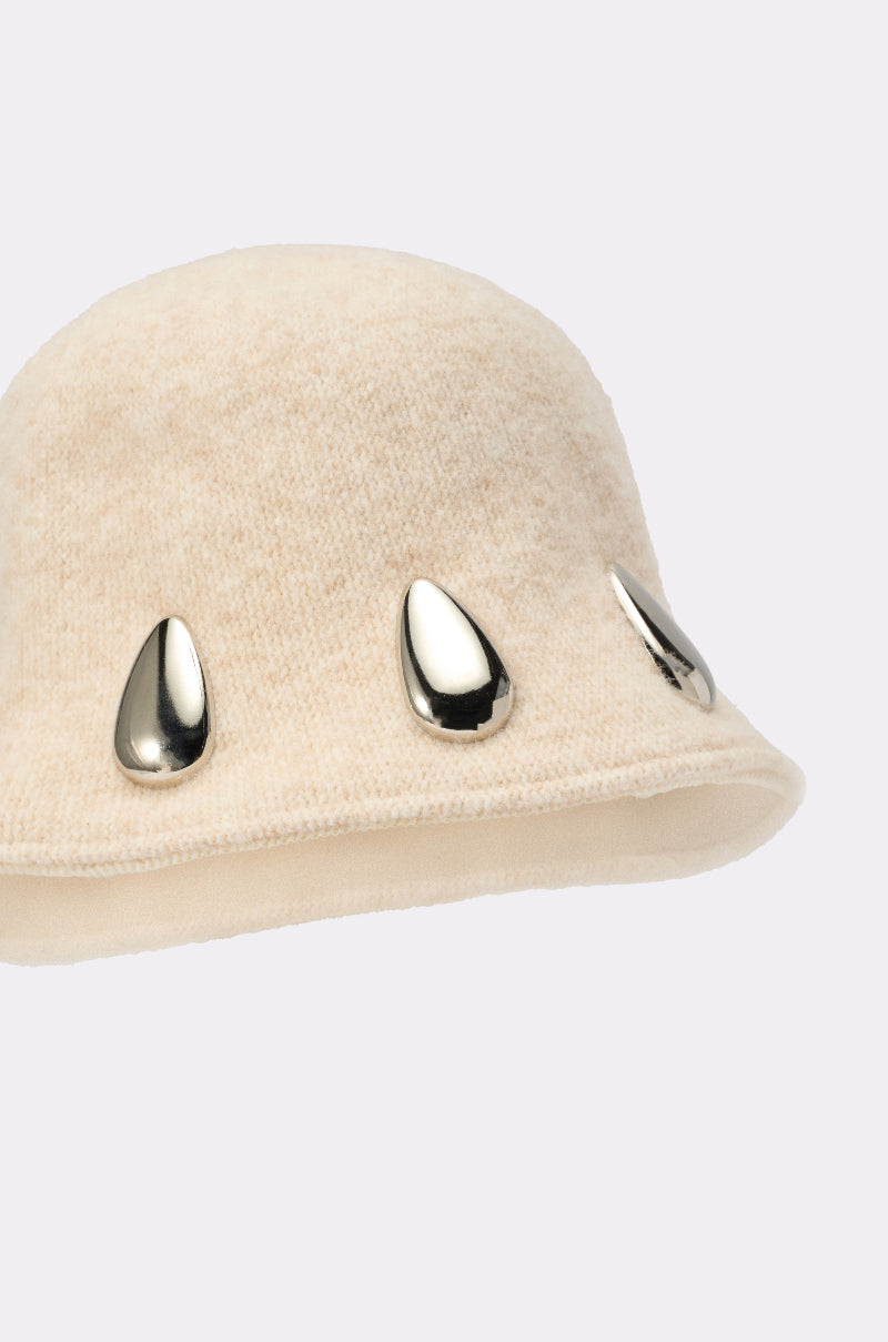 OUTSIDE METAL DETAIL BUCKET HAT