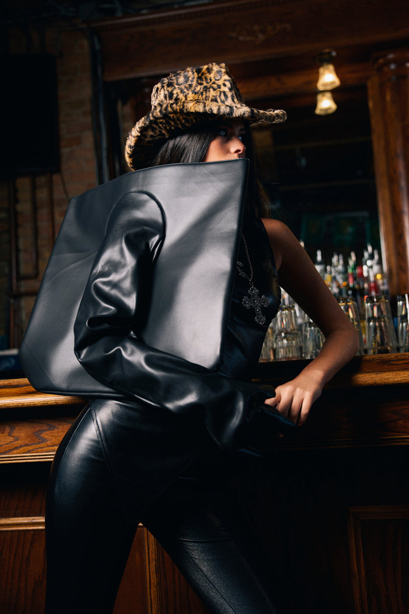 POST ME GLOVE PURSE