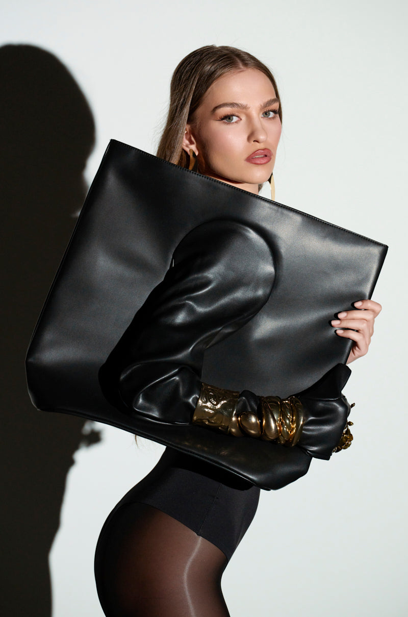 POST ME GLOVE PURSE