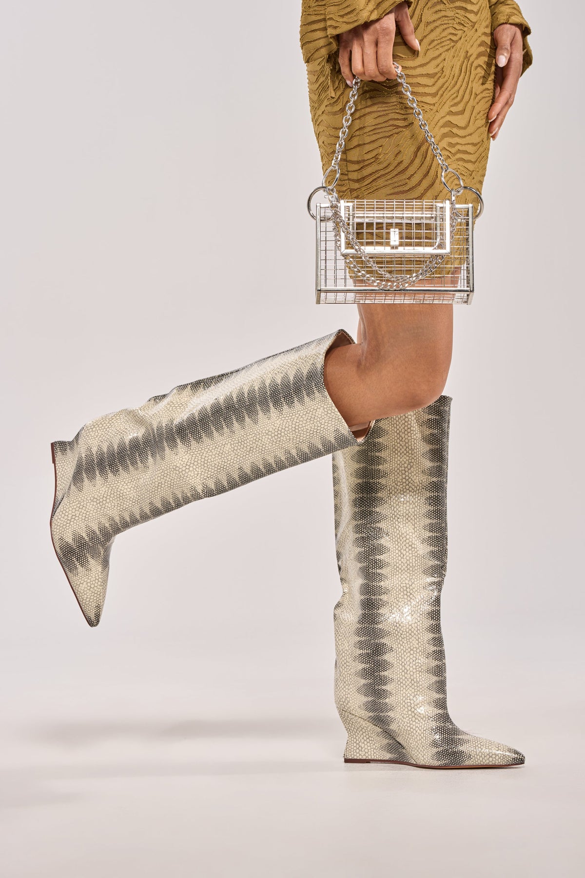 AZALEA WANG BRUN GREY SNAKE WEDGE BOOT