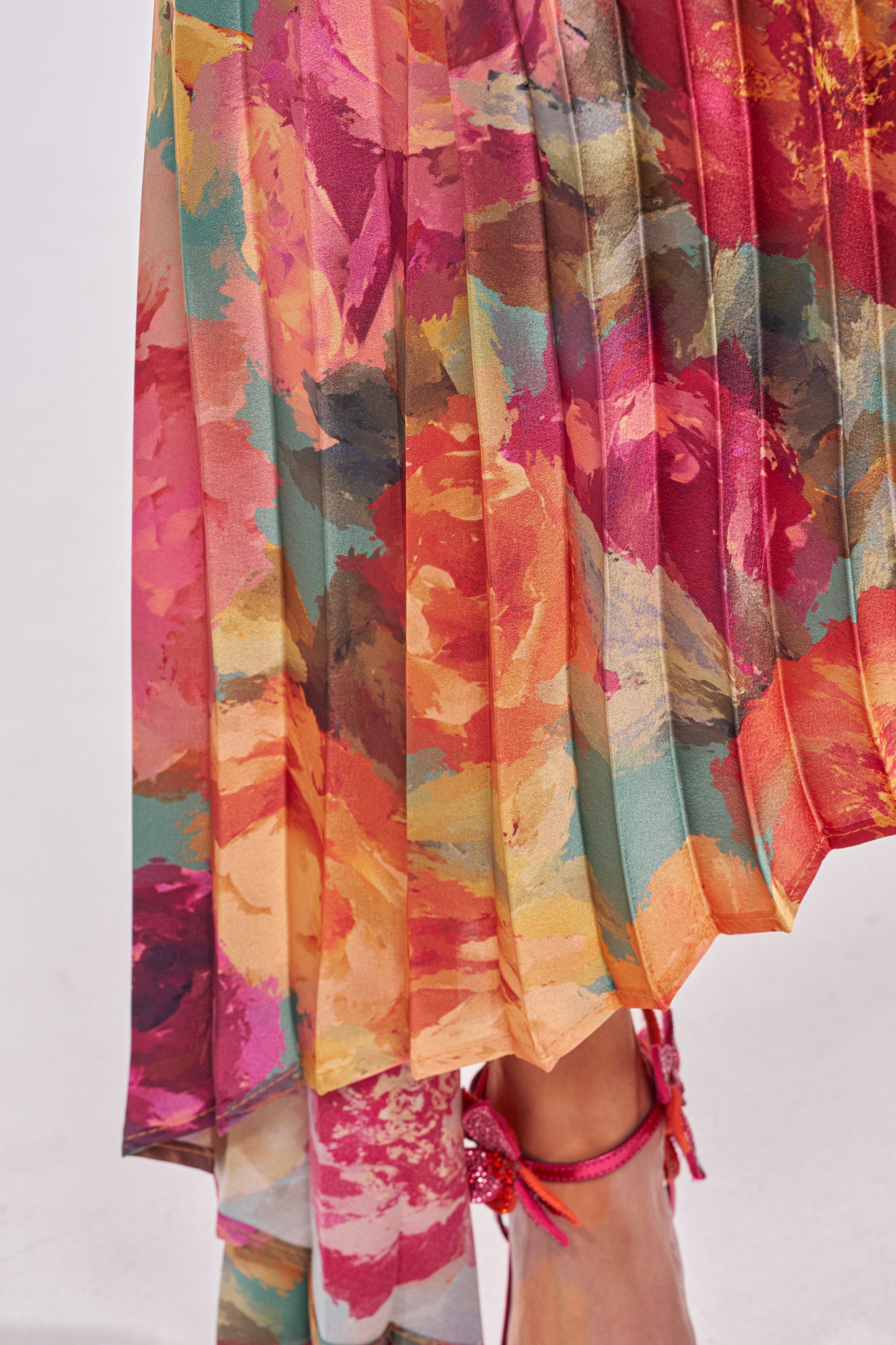 GARDEN FLORAL PLEATED MIDI DRESS