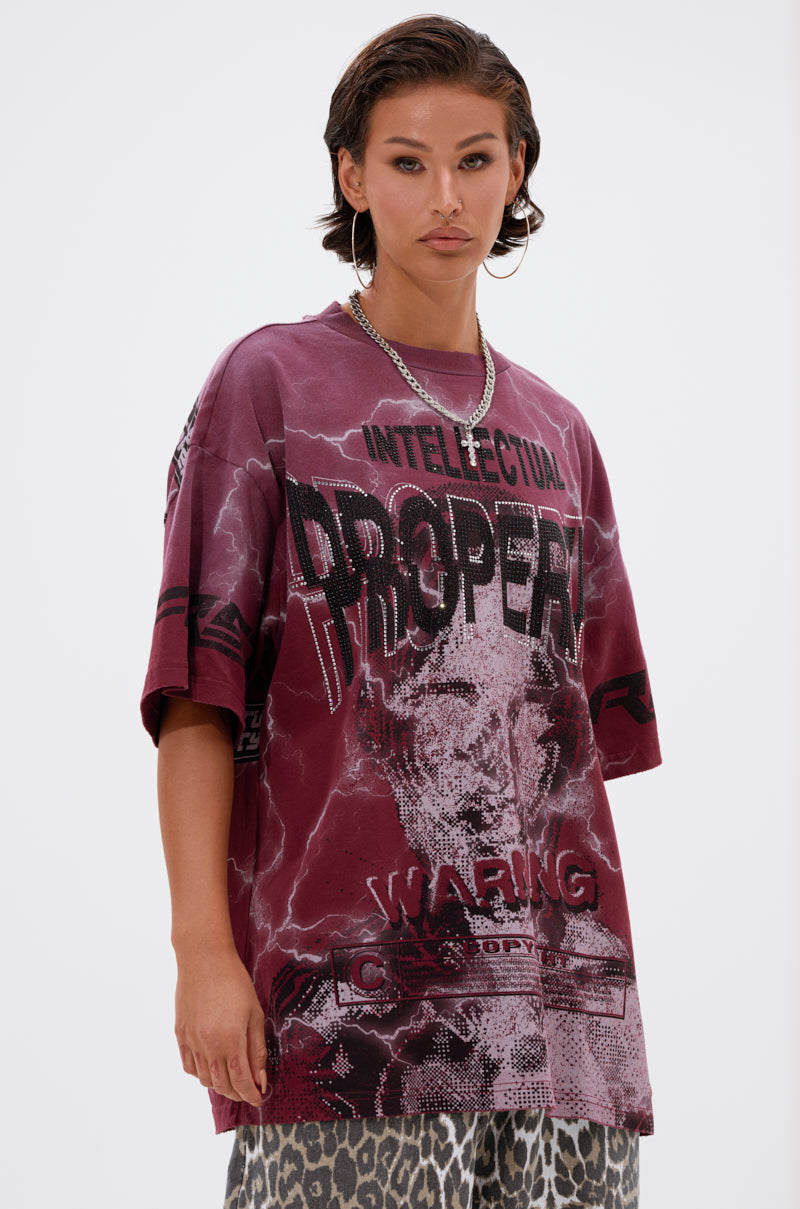 FIRST ROW INTELLECTUAL PROPERTY GRAPHIC TEE IN BURGUNDY