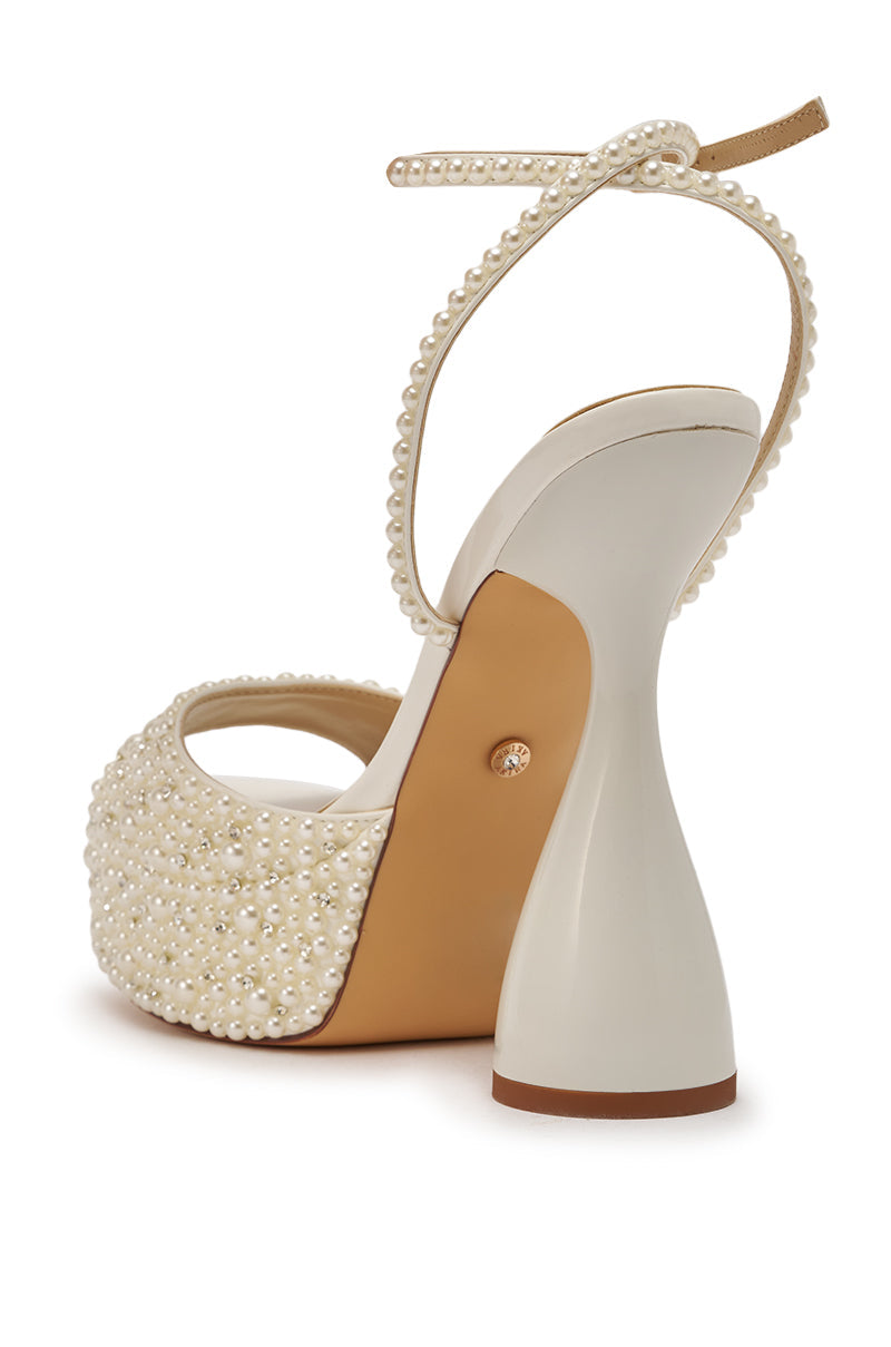 AKIRA GOLD GALINDA WHITE PEARL CHUNKY SANDAL