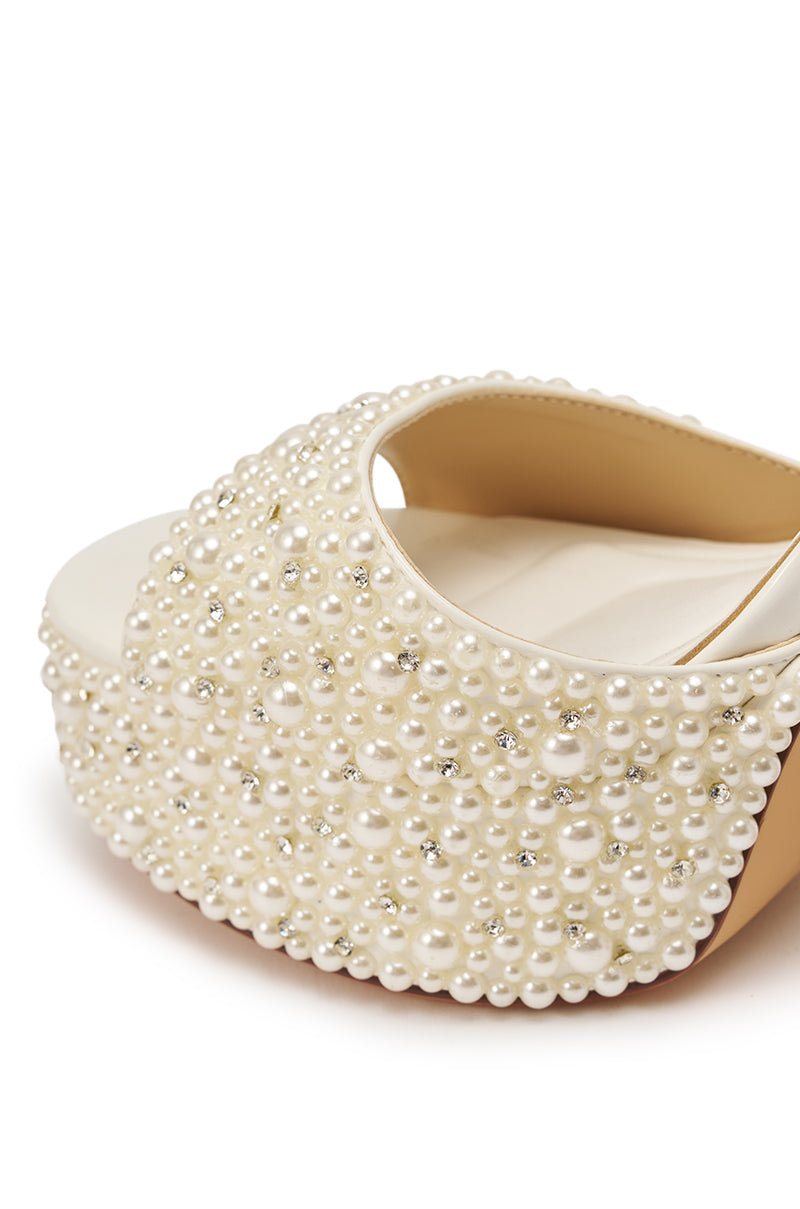 AKIRA GOLD GALINDA WHITE PEARL CHUNKY SANDAL