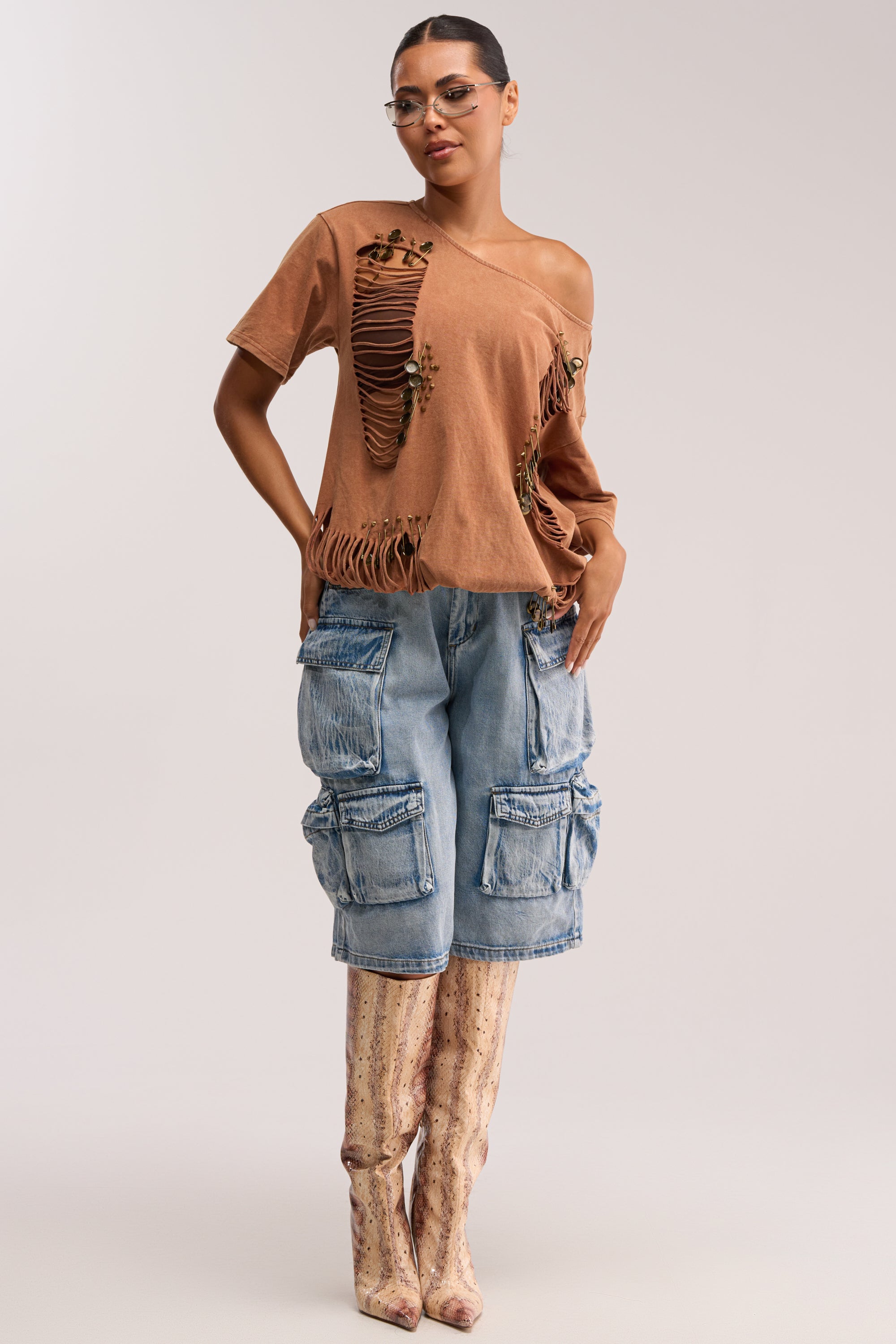 IN THE CUT DISTRESSED TEE