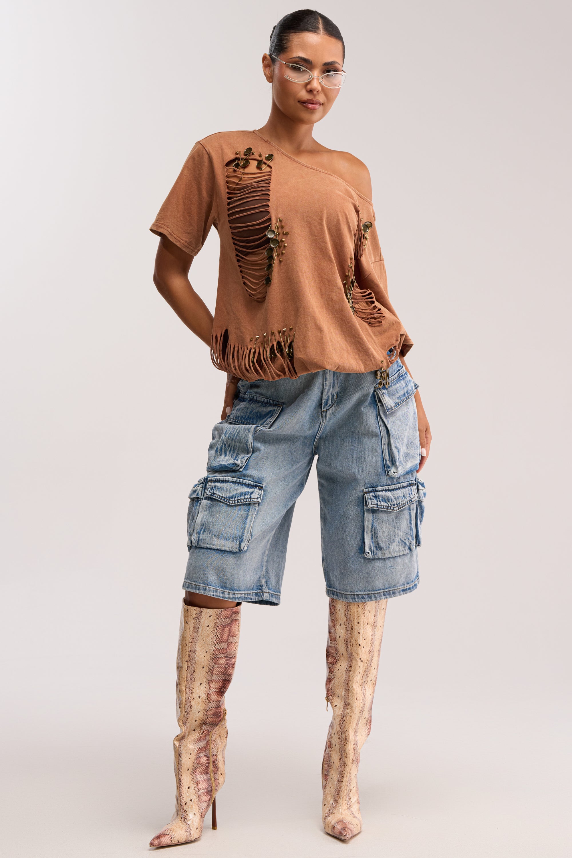 IN THE CUT DISTRESSED TEE