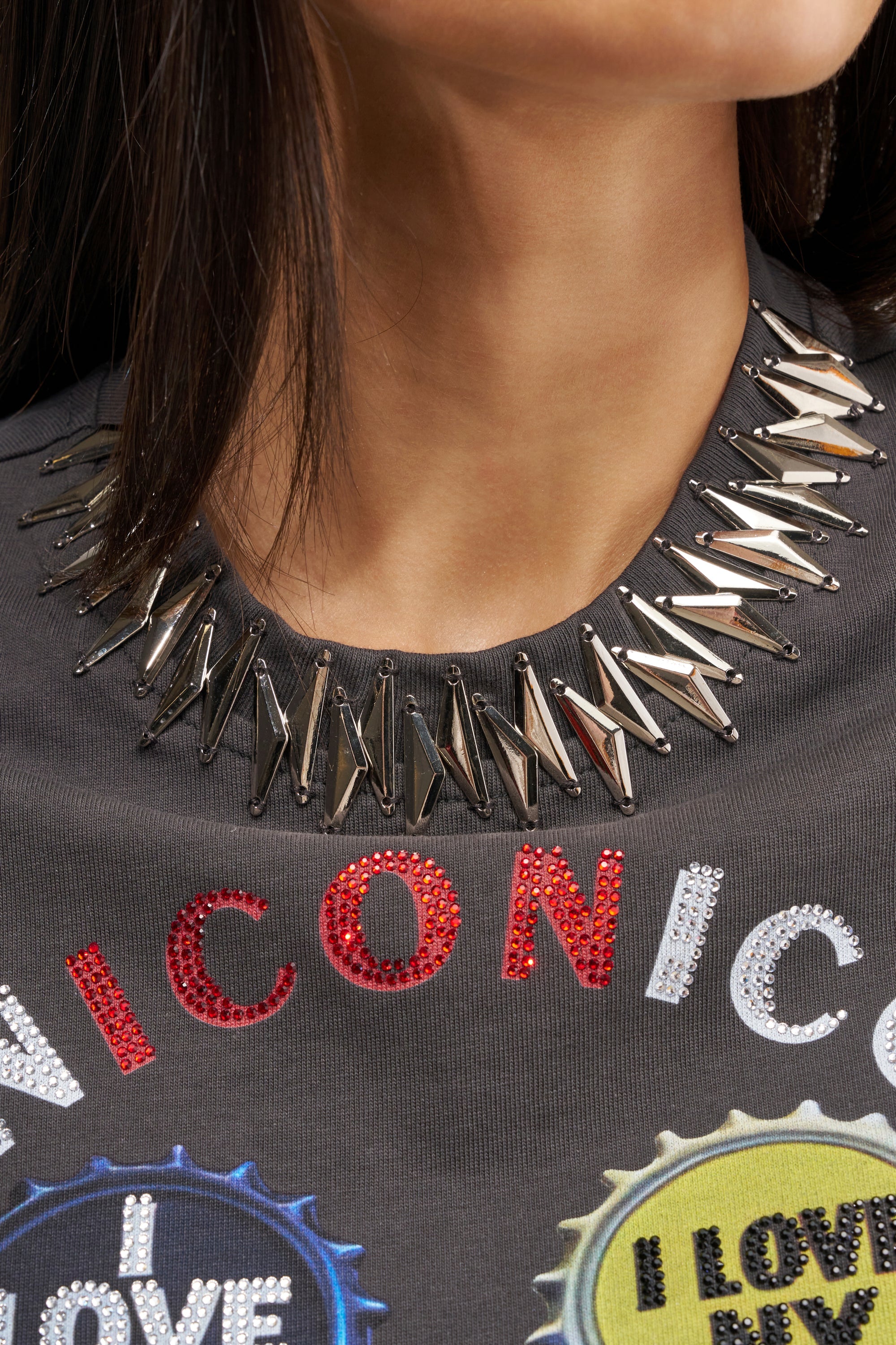 ICONIC GRAPHIC CROPPED TEE