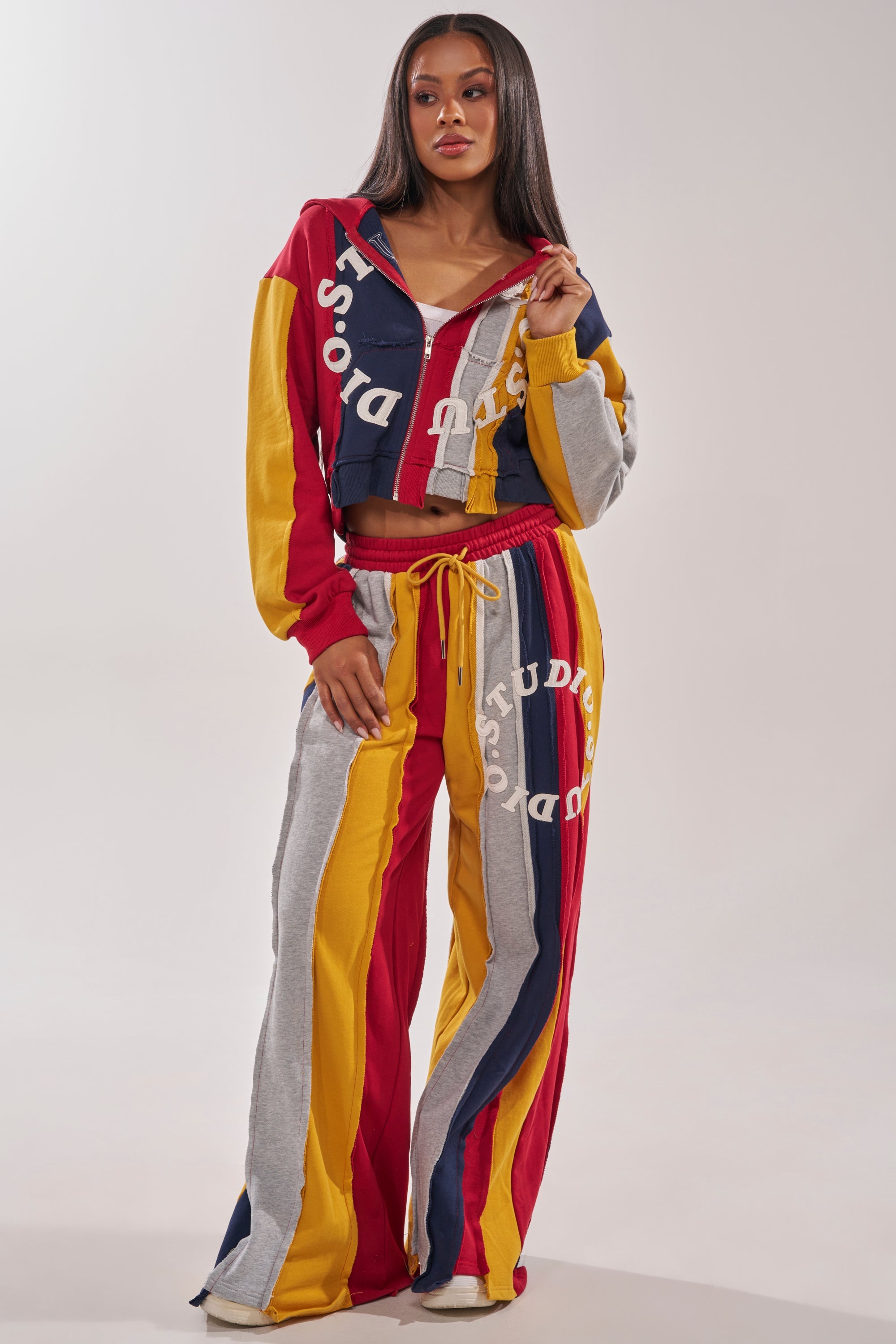 STUDIO LIVING SWEATSHIRT