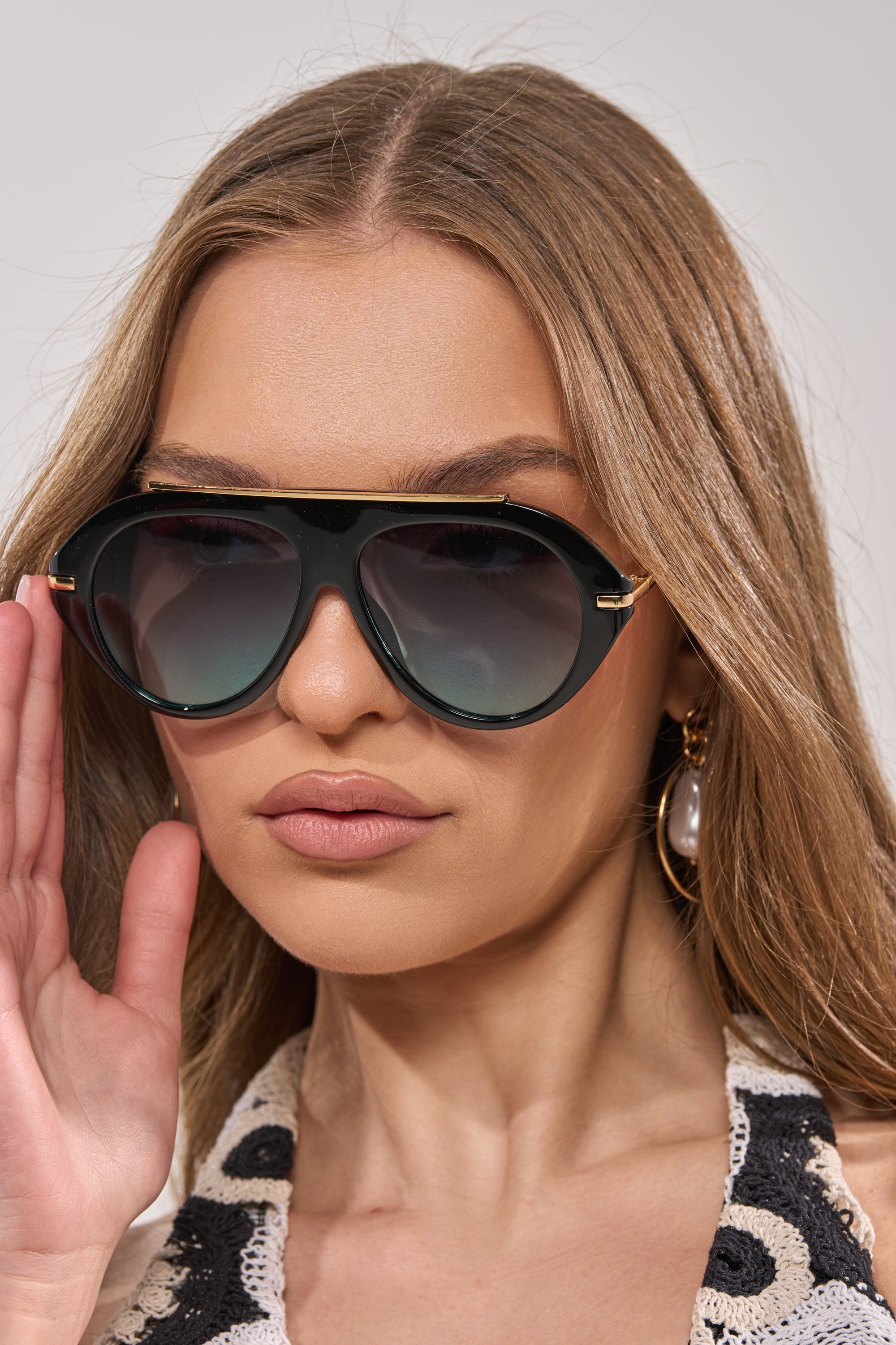 LUXE AIR SUNGLASSES IN BLACK BLUE