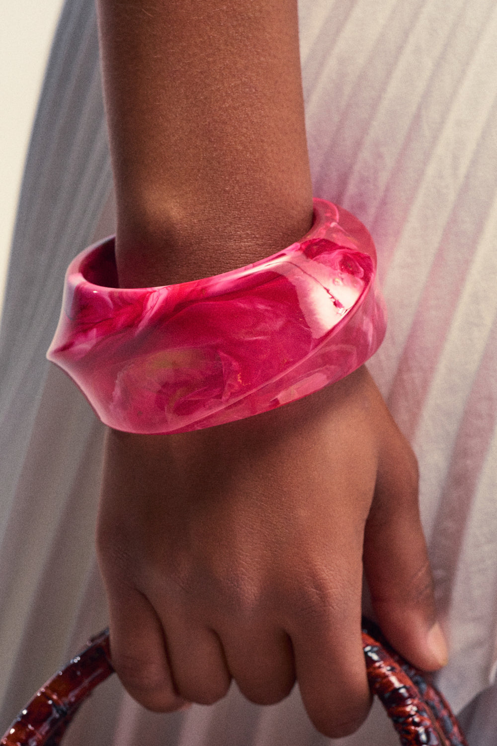 RESIN SWIRL BANGLE IN PINK