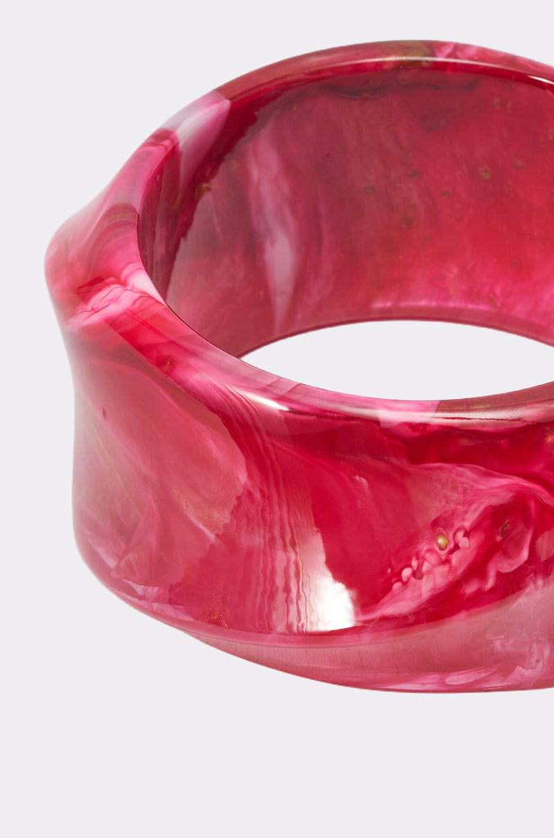 RESIN SWIRL BANGLE IN PINK