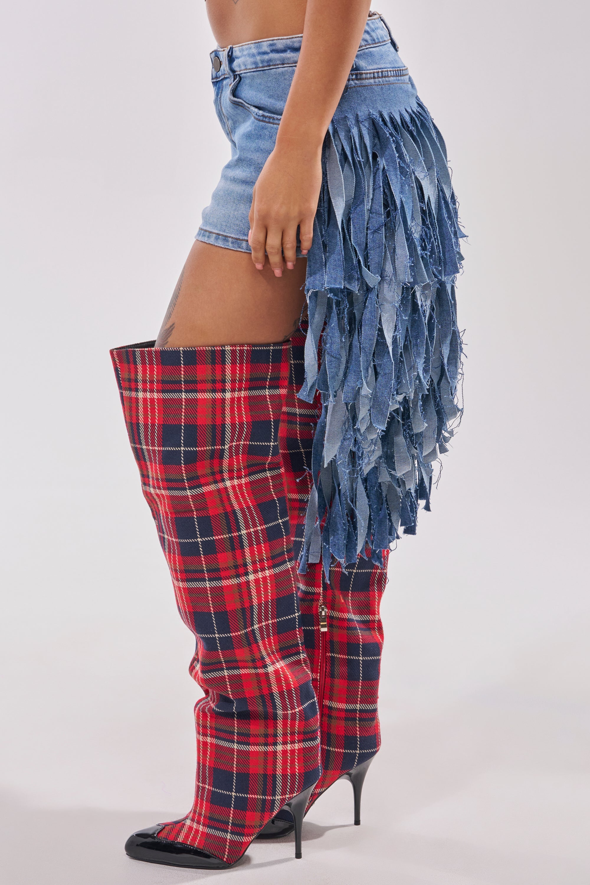 TURN AROUND DISTRESSED DENIM SHORT