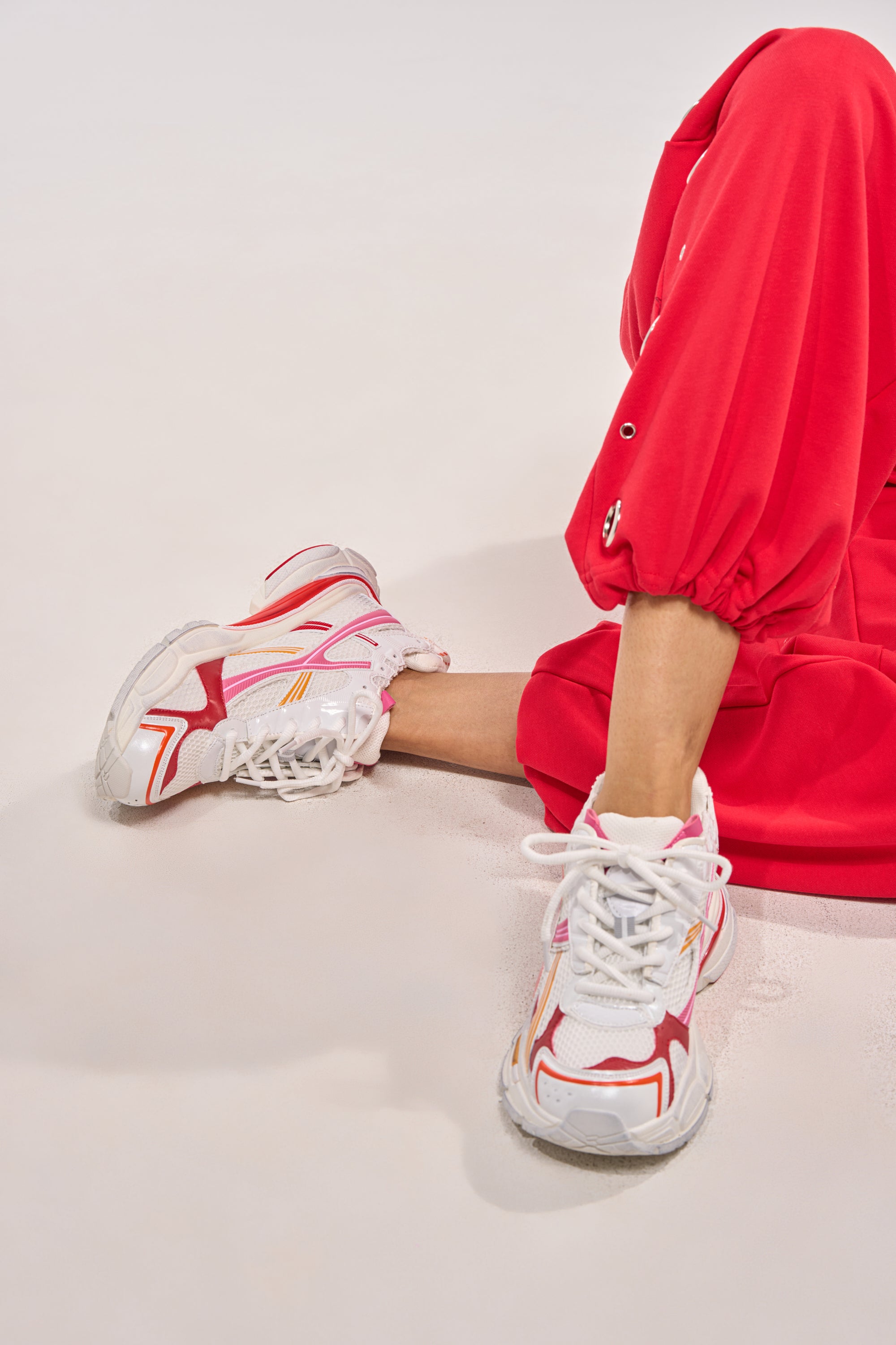 AKIRA GOLD MELAE WHITE AND PINK SNEAKER