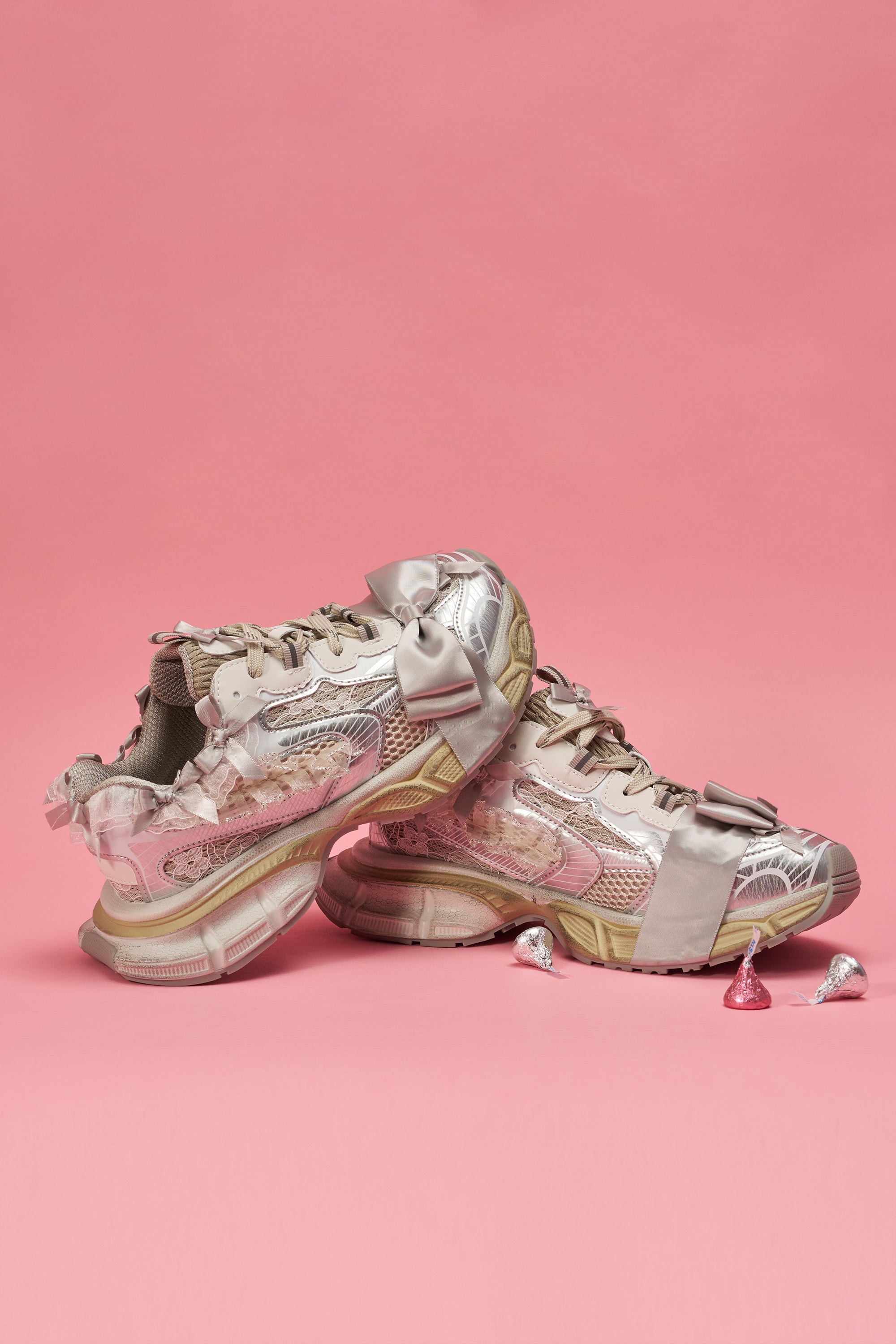 AZALEA WANG OCTAVIA WHITE BOW EMBELLISHED CHUNKY SNEAKER