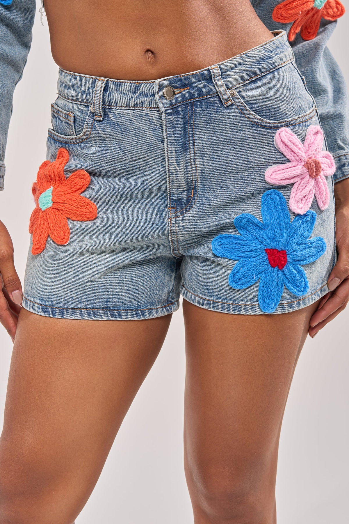 FLOWER PATCH DENIM SHORT