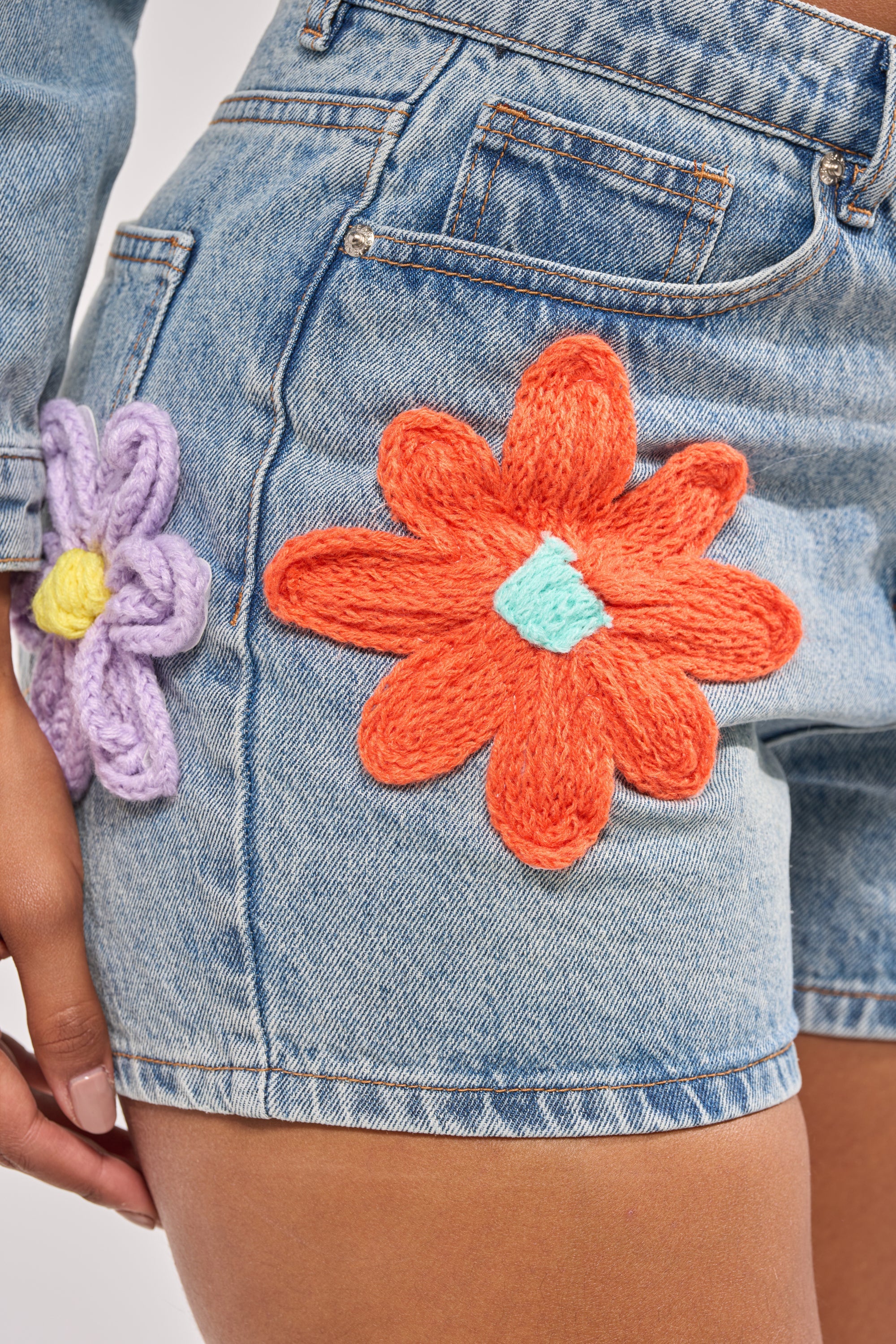 FLOWER PATCH DENIM SHORT