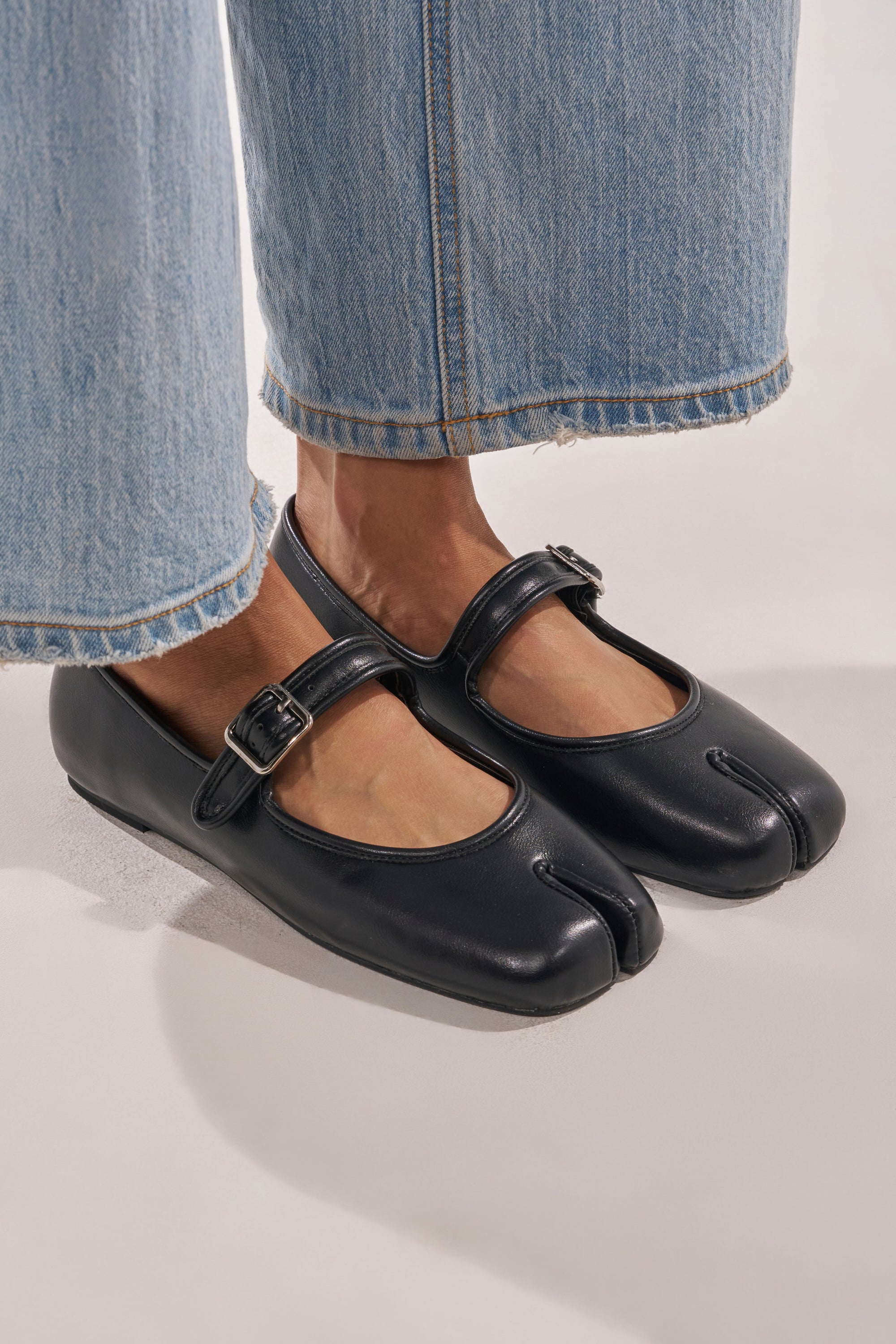AKIRA GOLD SANG BLACK PU SPLIT TOE FLAT