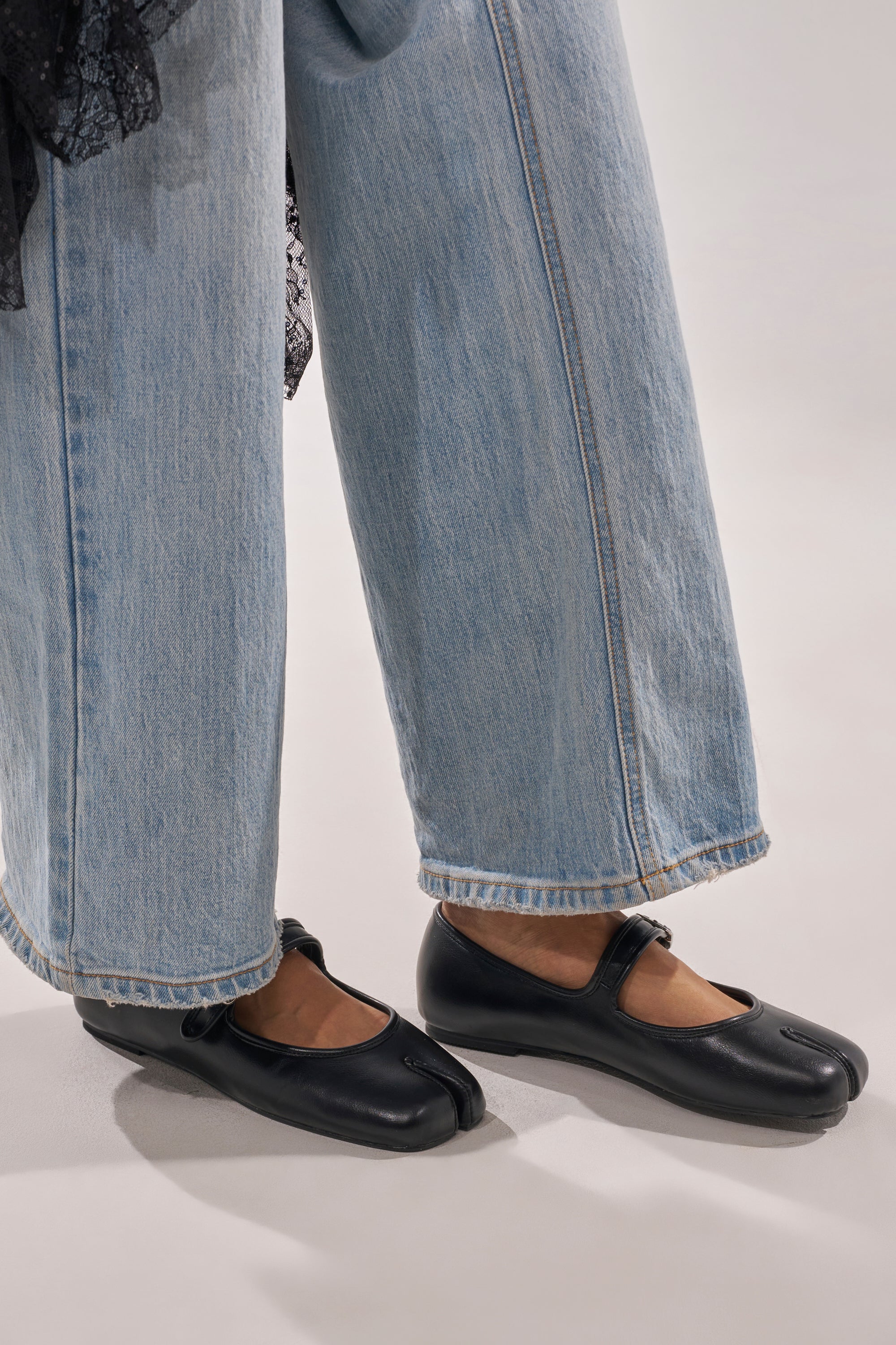 AKIRA GOLD SANG BLACK PU SPLIT TOE FLAT