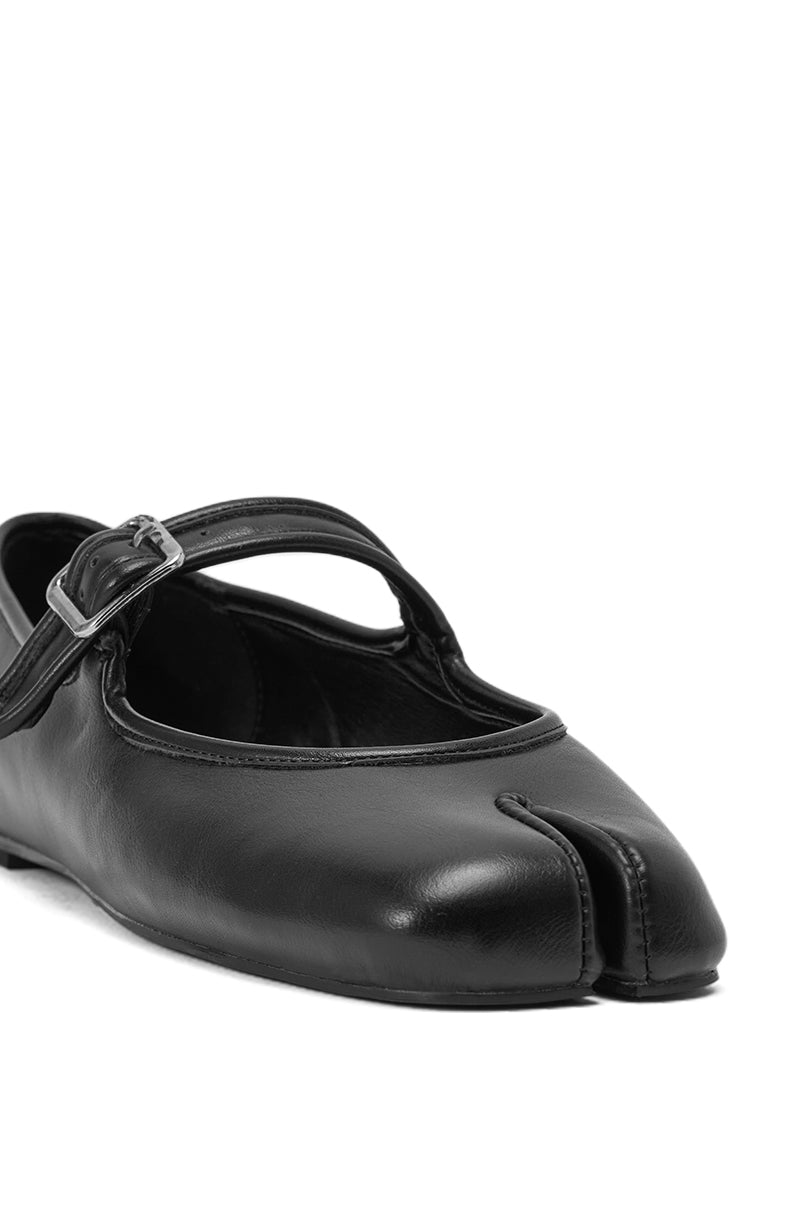 AKIRA GOLD SANG BLACK PU SPLIT TOE FLAT