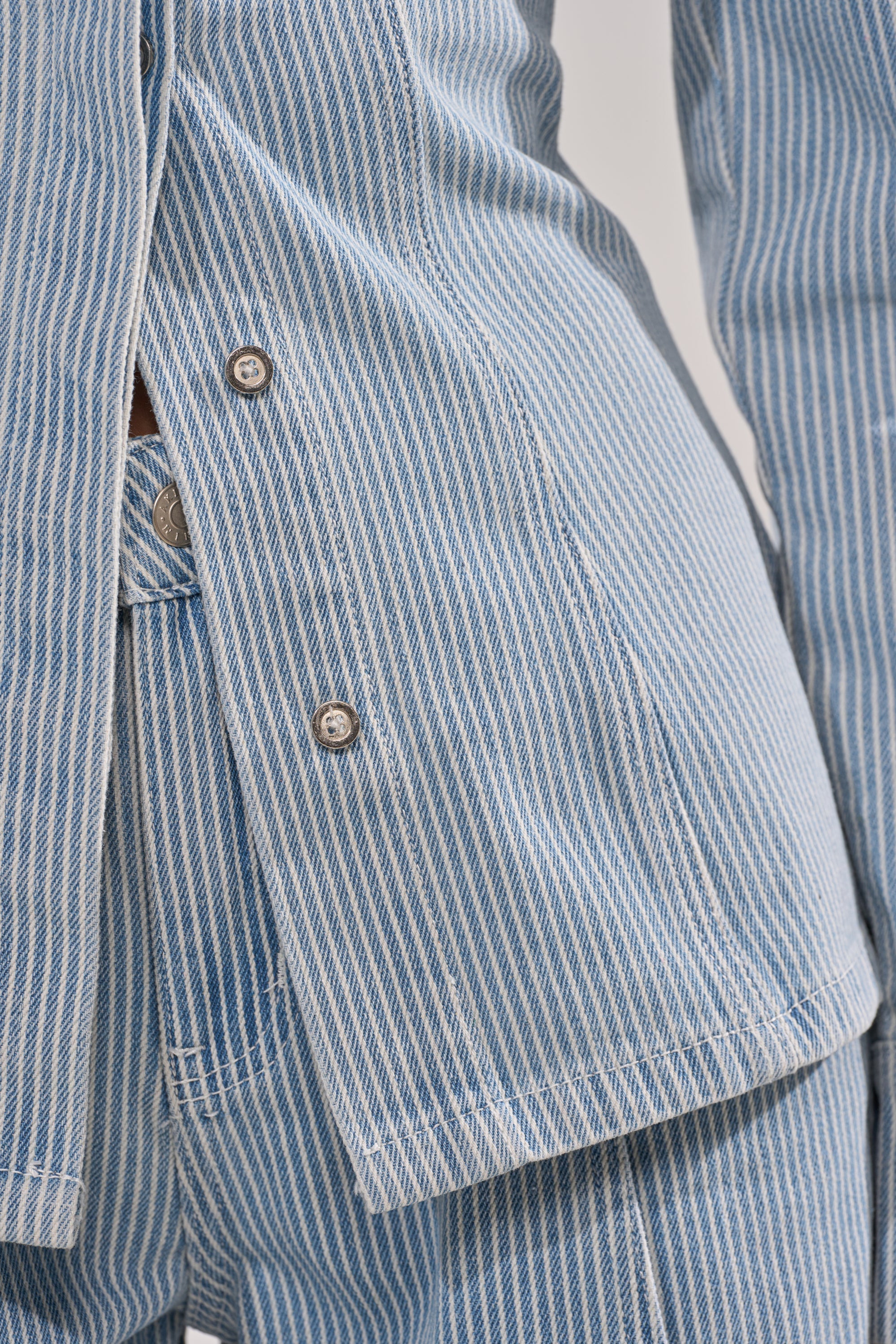 FEEL FREE STRIPE BUTTON DOWN